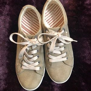 Taos size 9 tan canvas tennis shoes